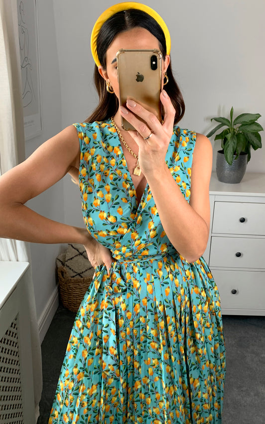 Sleeveless V-neck floral print pleated midi dress in multicolour with belt fastening