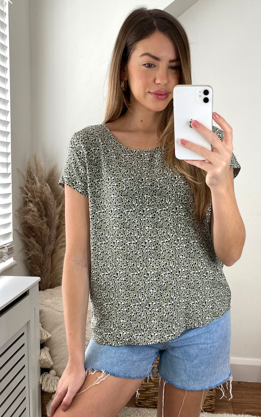 Short Sleeve Blouse in Green Ditsy Print