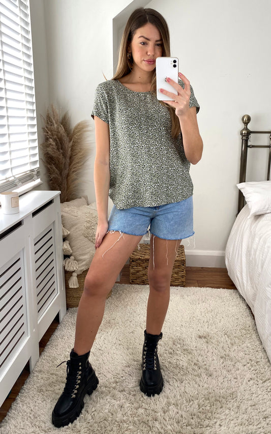 Short Sleeve Blouse in Green Ditsy Print